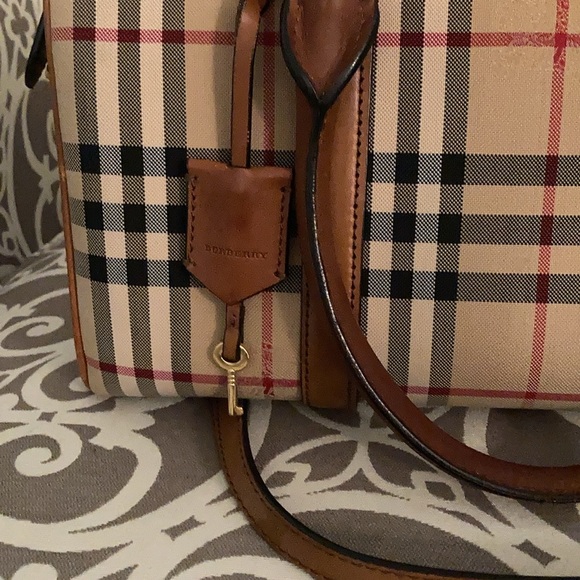 Authentic Burberry purse. Excellent condition. Beautiful bag. - Picture 10 of 16